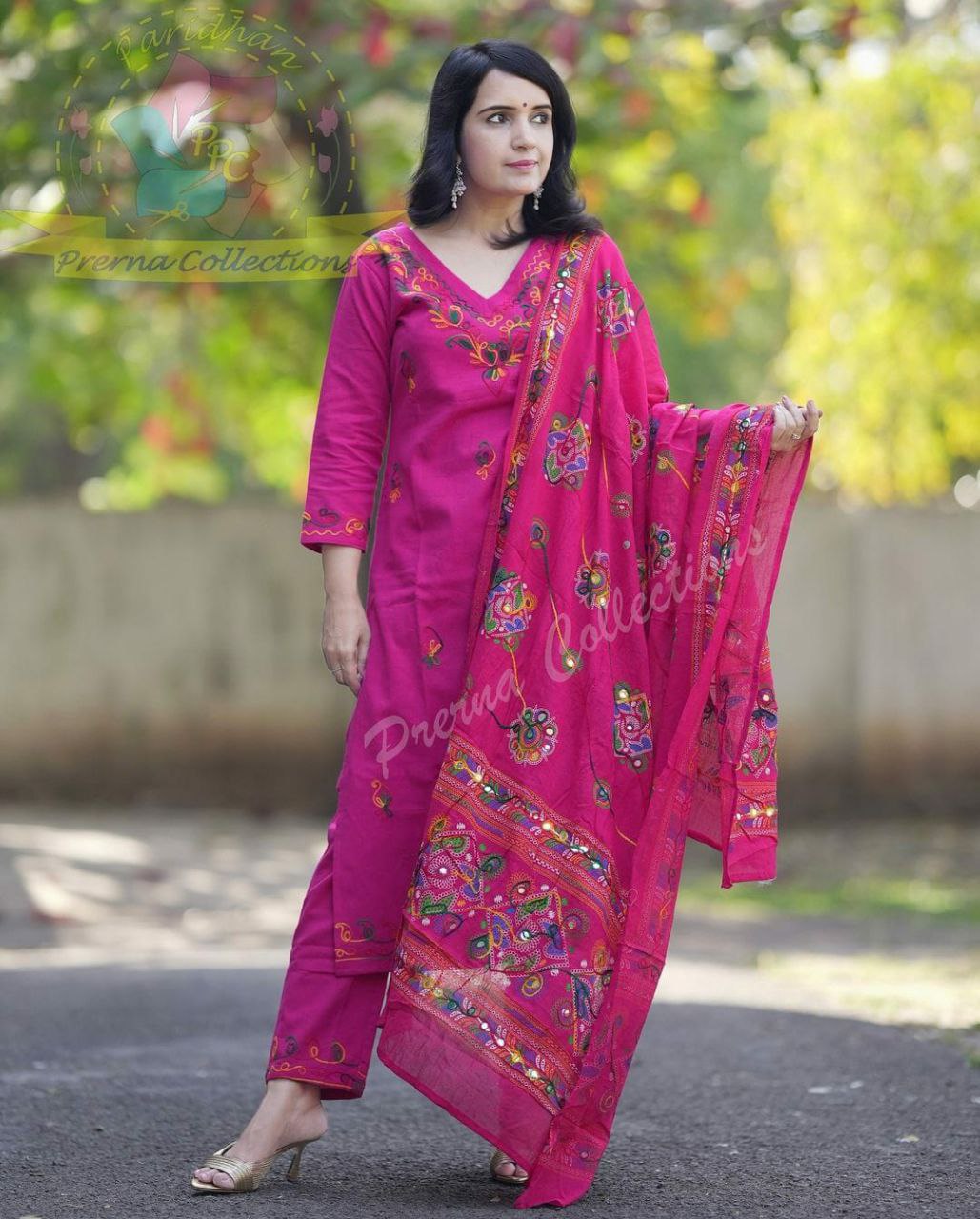 Featuring beautiful Heavy Suit Set which is beautifully decorated with intricate hand Aari , Zari weaving and prints. It is paired with matching pants and  Aari dupatta.