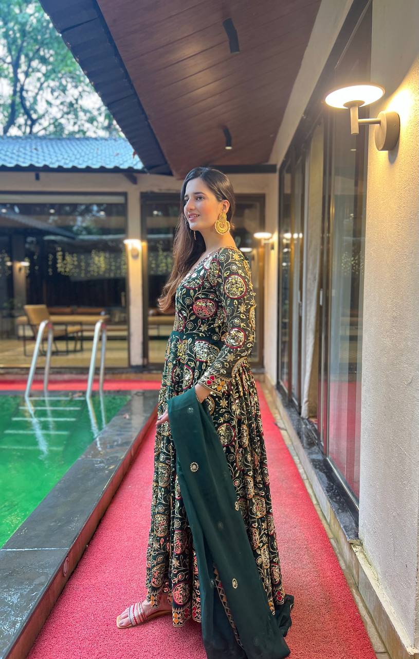 Đěsigner Anarkali Suit In New Fancy Style