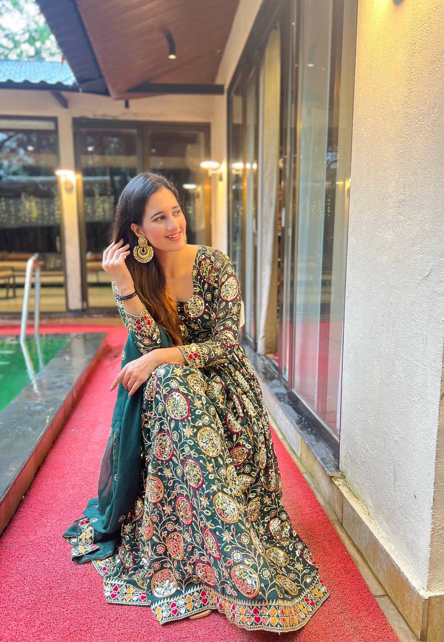 Đěsigner Anarkali Suit In New Fancy Style